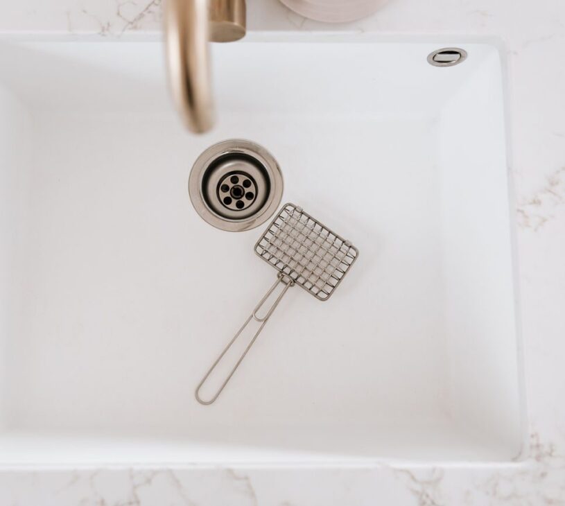 Soap shaker to hold bar soap when doing dishes by hand
