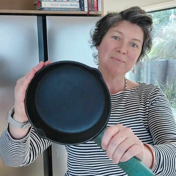a complete guide to cleaning your cast iron pan naturally