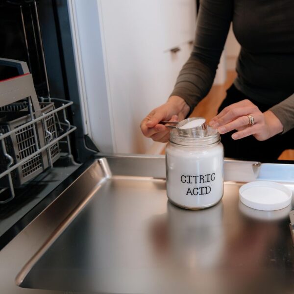 Cleaning the dishwasher with Figgy & Co.'s Citric Acid