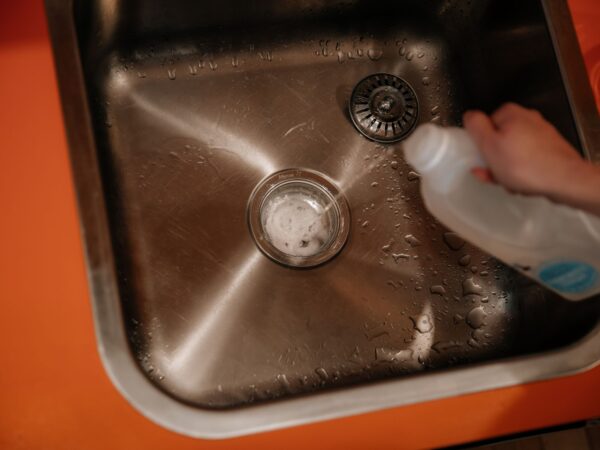 Adding Figgy & Co White Vinegar to dislodge gunk from the drain