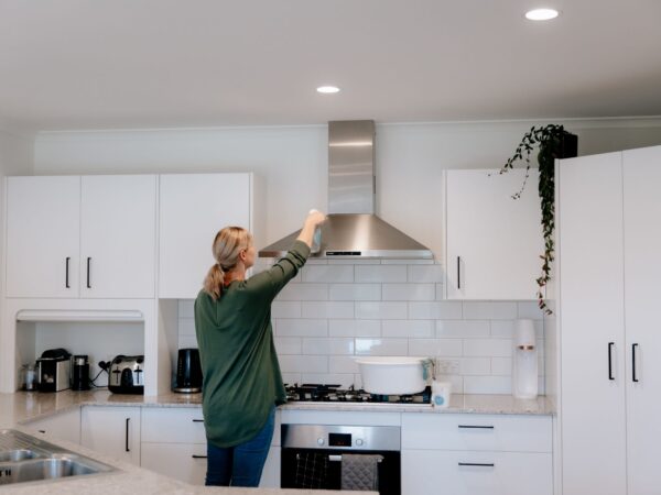 Cleaning a Rangehood with Figgy & Co's Everyday Spray