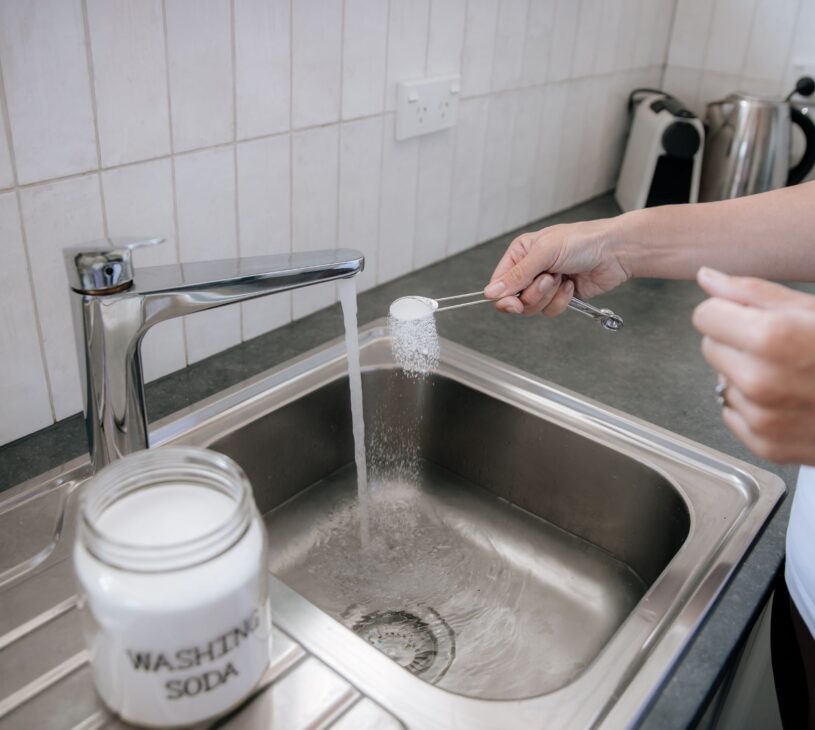 Cleaning Rangehood Filters with Figgy & Co's Washing Soda