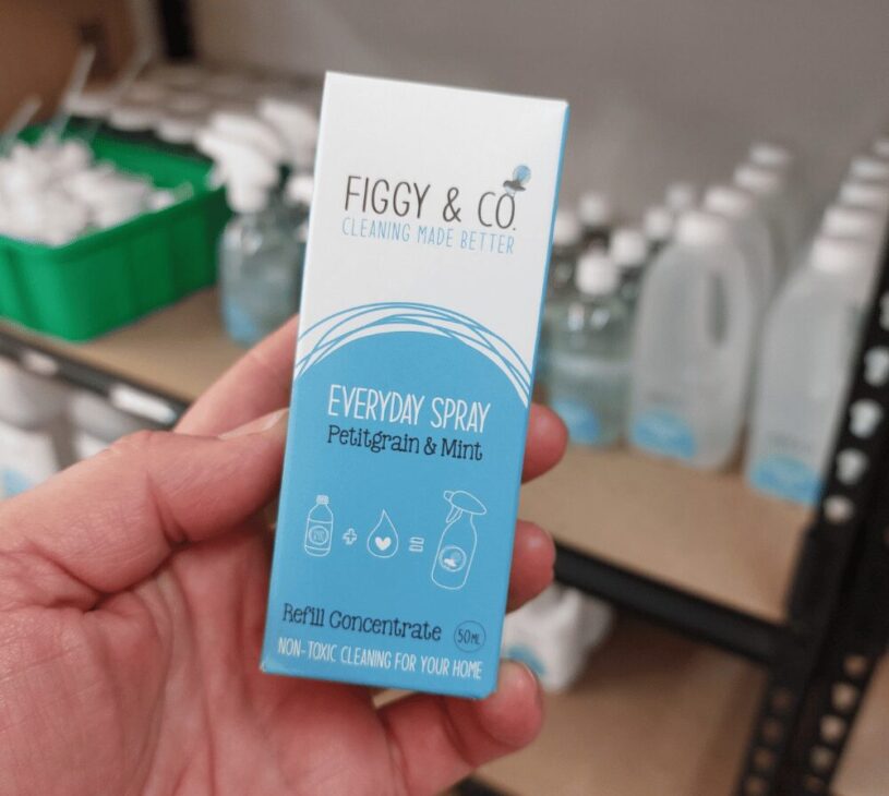 spray cleaning refill concentrate scented with essential oils Petitgrain and mint